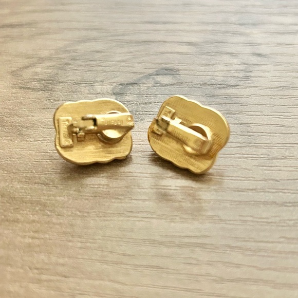 Trifari Vintage Gold and Pearl Clip On Earrings - Picture 4 of 4